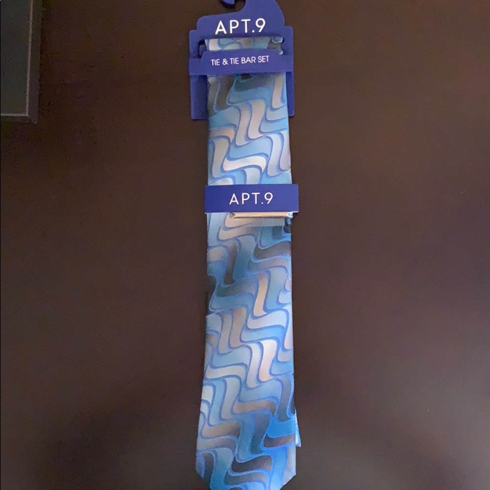 APT.9 Tie & Bar Set - New